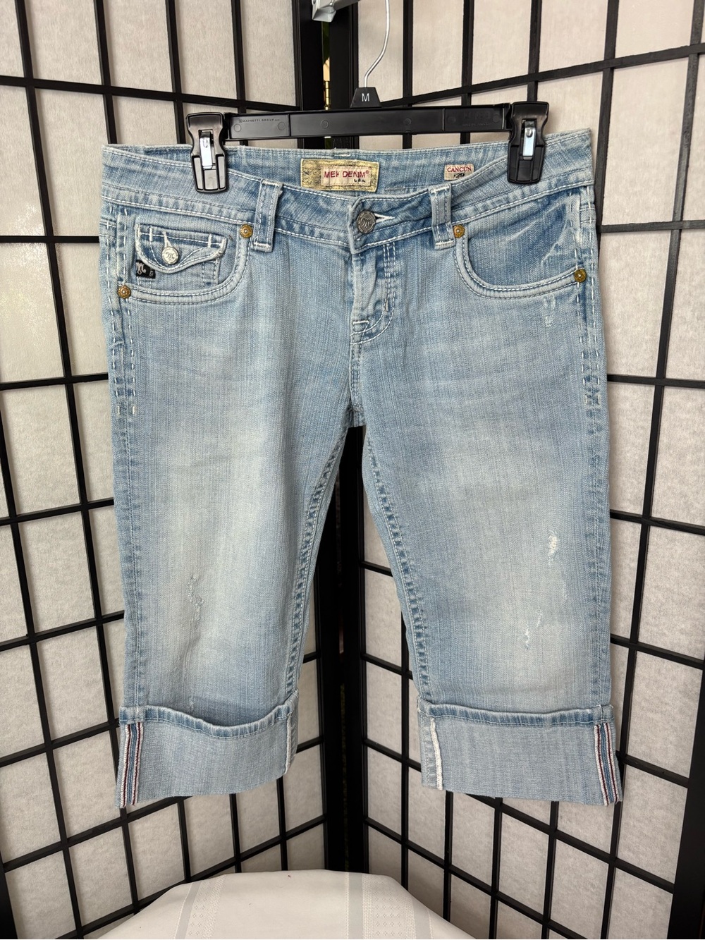 MEK Light Wash Burmuda/Capri shorts - Women - Size 29
